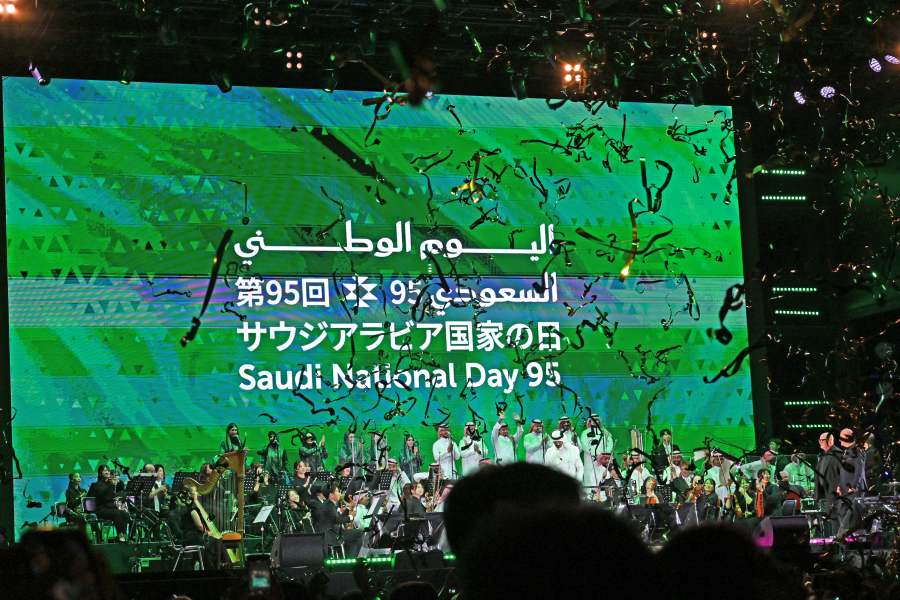 ありがとう石油王」サウジ超絶イケメンとLiSA共演、万博豪華ライブ