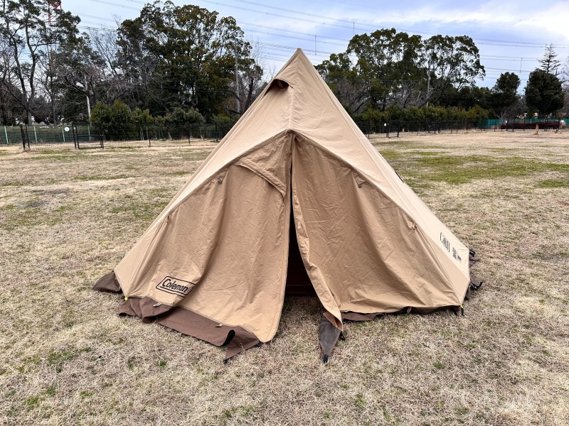 ポール1本だけで設営できるコールマンの多機能テント 「ティピー