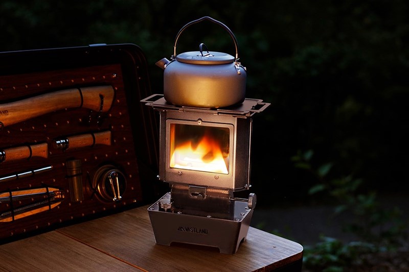 今話題！VASTLANDからアイロンストーブが登場。渋いデザイン&機能性で