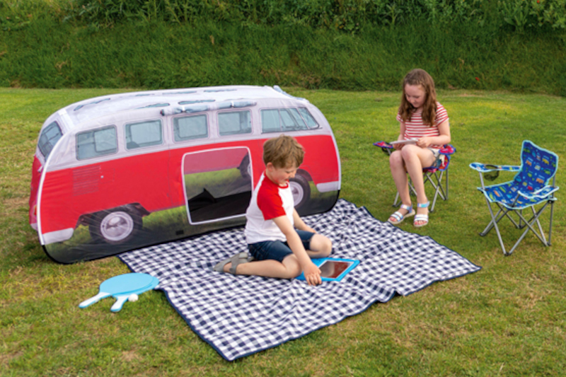 オシャレで可愛い！ワーゲンバス型キッズテントに子どものテンションも