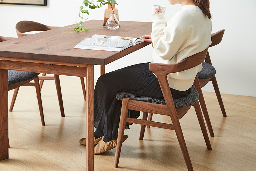 go（ゴウ）アームチェア OAK ブラウン（板座） - ダイニングチェアの