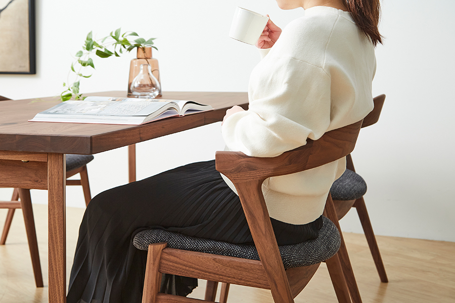 go（ゴウ）アームチェア OAK ブラウン（板座） - ダイニングチェアの