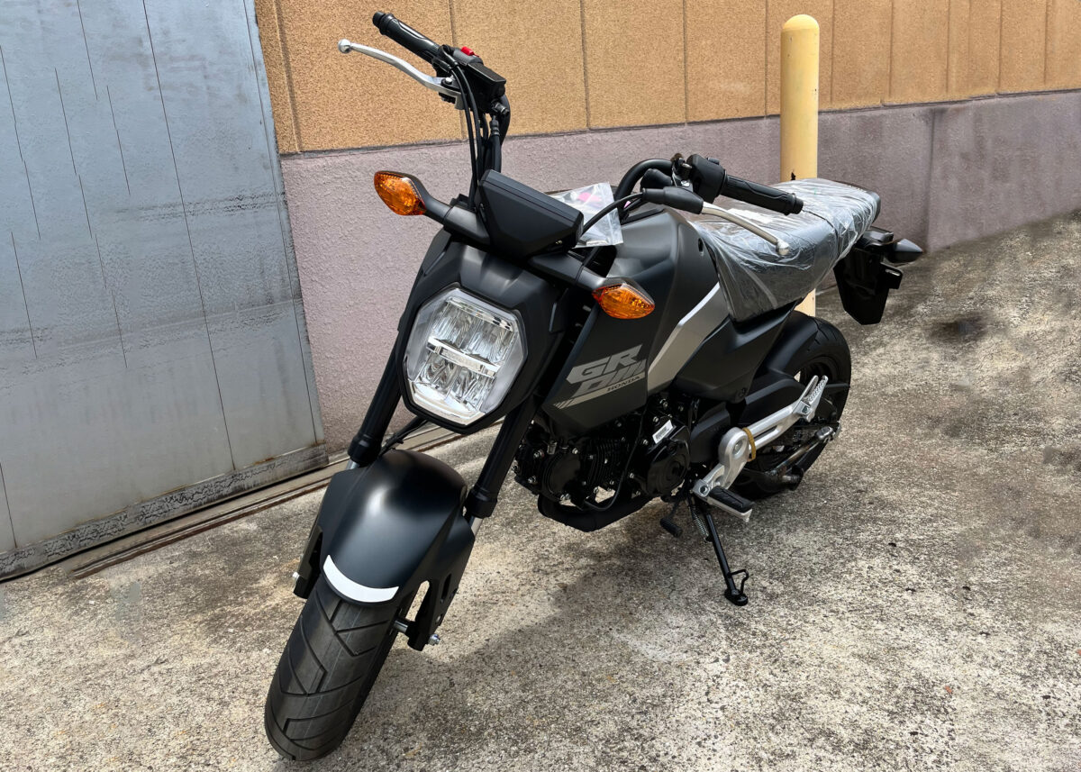 老舗スタンドメーカーからGROM用サイドスタンドが登場 | 【モトメガネ