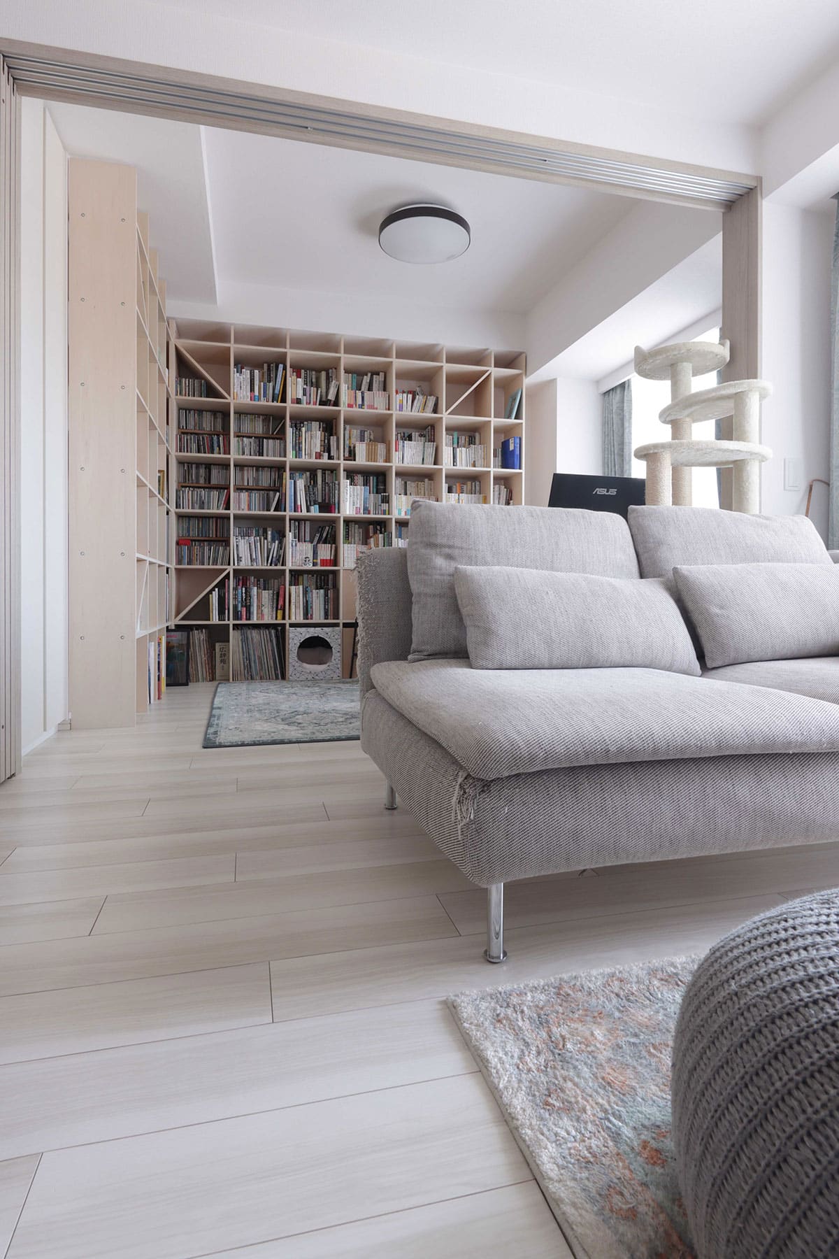 リビングに面した広いワークスペース – Shelf 壁一面の本棚 奥行350mm