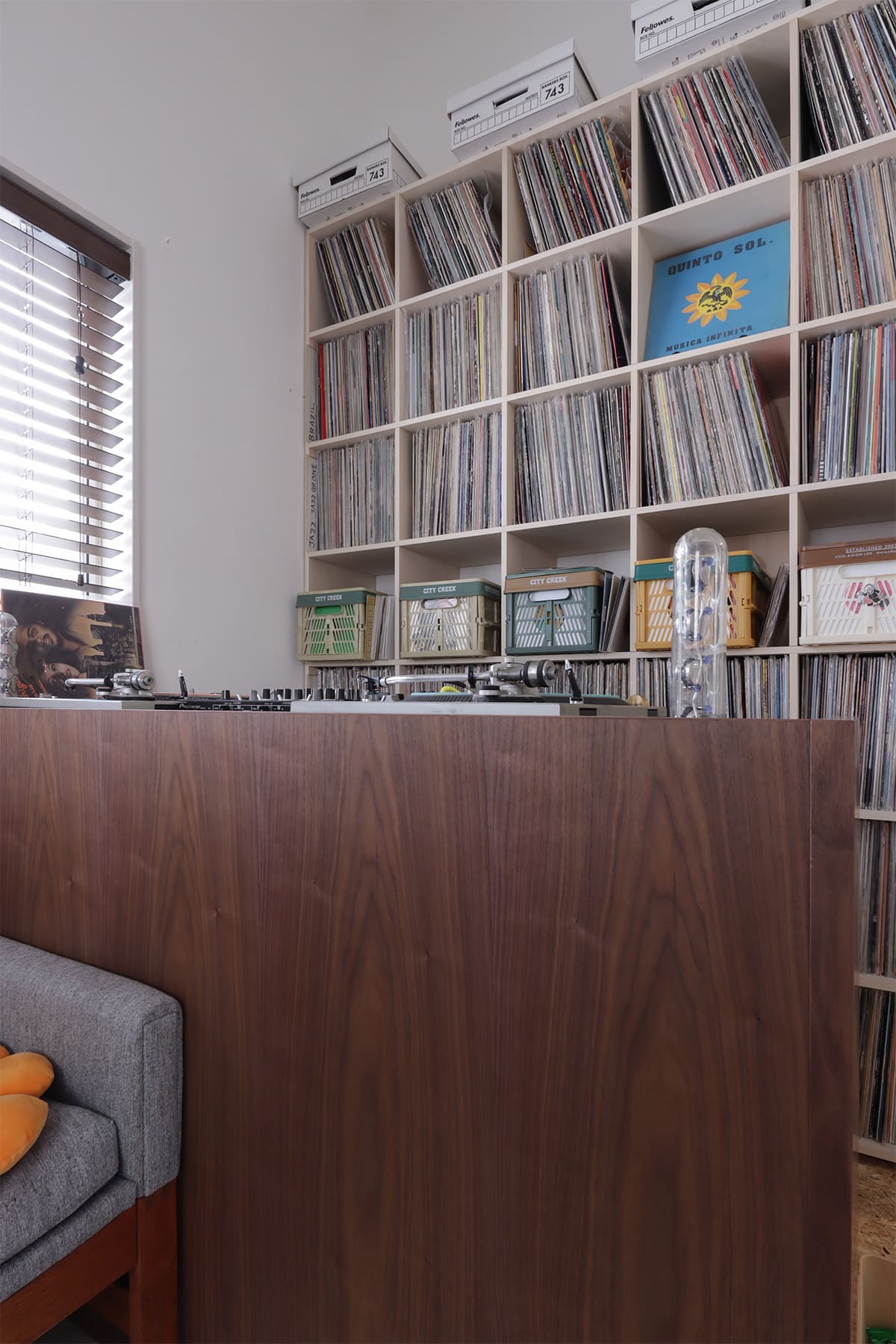 レコード棚が背後に控える – Shelf 壁一面のレコード棚 奥行350mm