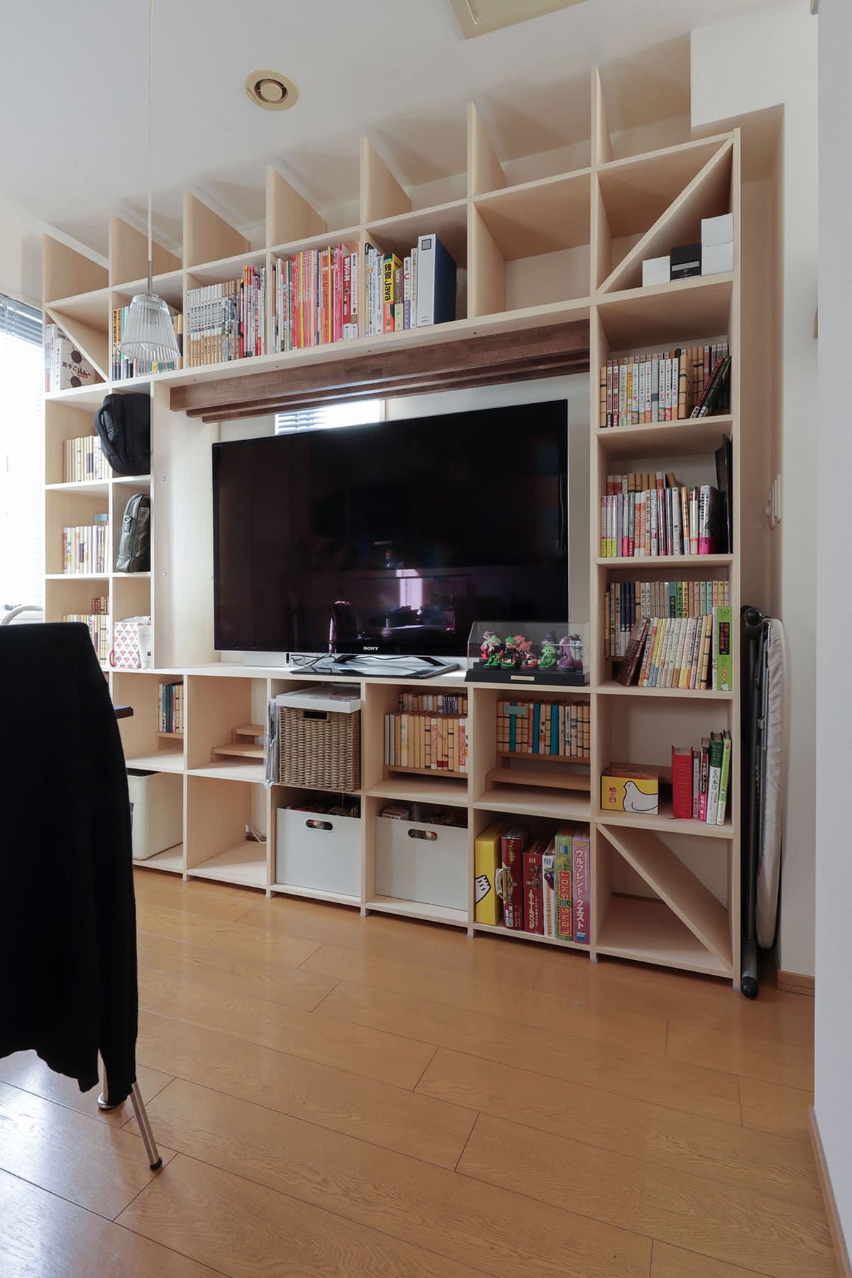 大型TVを包み込む壁面収納 – Shelf 開口部のある本棚・ロータイプ本棚