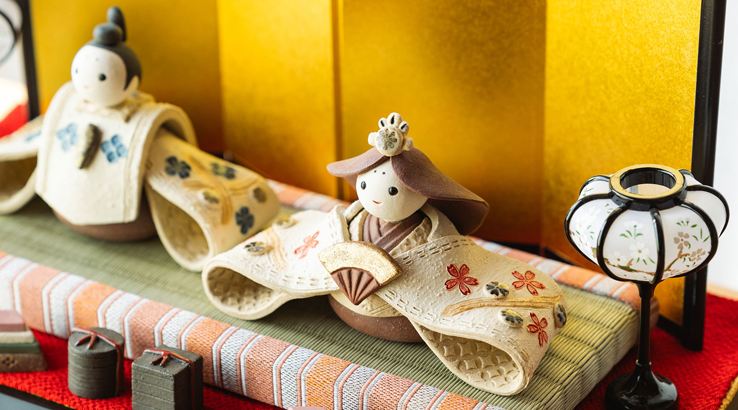 現代の暮らしに寄り添う、陶器の雛人形の魅力 | 信楽焼 明山