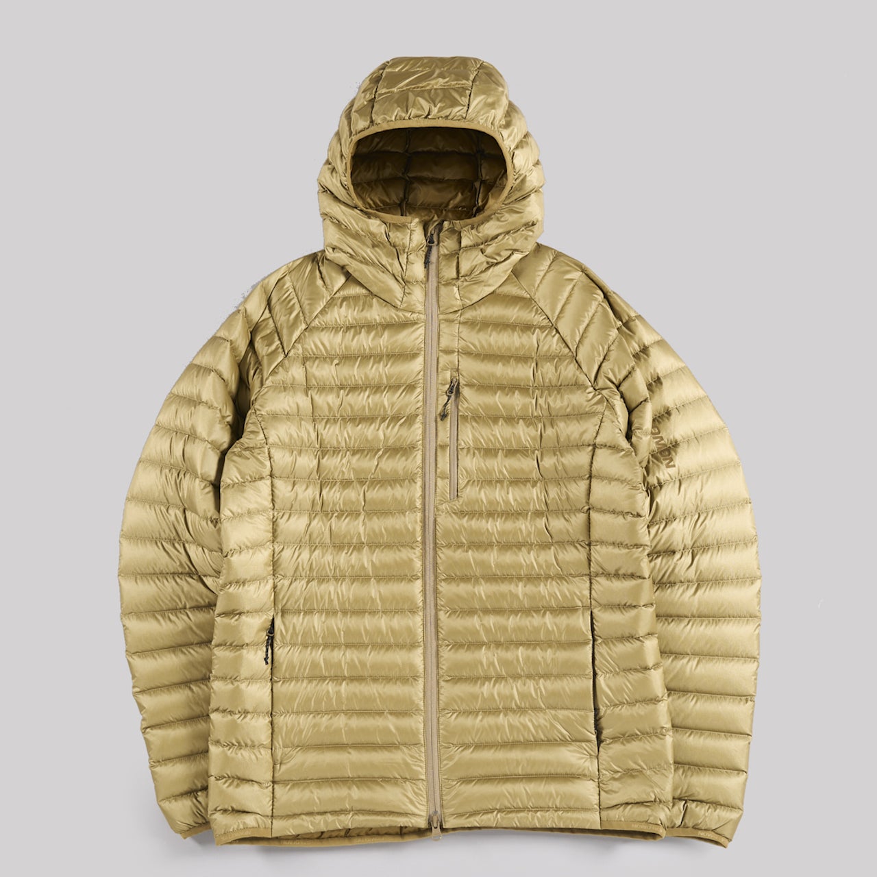 冬の街にちょうどいい「超軽量ダウン」5選。安定のブラック、防水、900