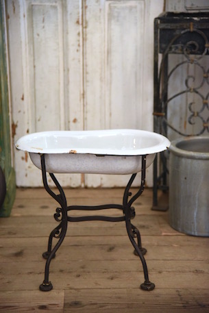 蓋付きの可愛らしい小さなベビーバス