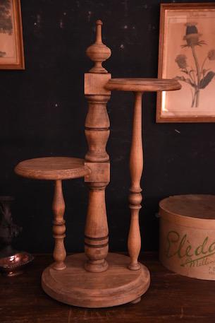 上品な風合いのディスプレイスタンド