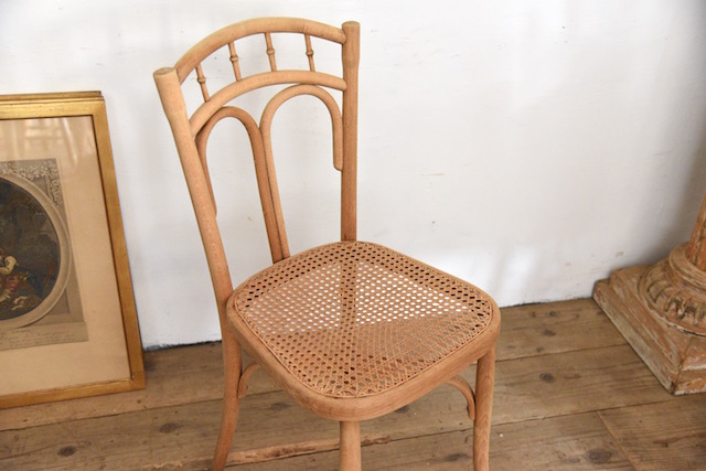 可愛らしい曲げ木のカフェチェア b