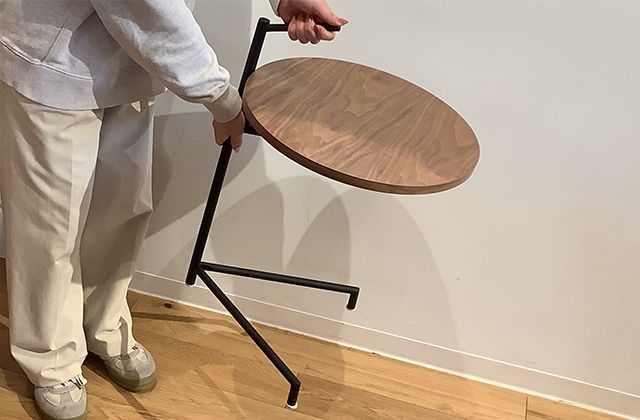 ブラックスチール脚と木製天板が映える、差し込み型モダンサイド