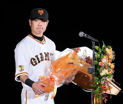 巨人亀井善行、言葉詰まらせ涙… ファンに別れ／引退セレモニー写真特集