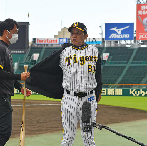 阪神】岡田新監督が背番号「80」披露 二遊間に目を光らす「秋の