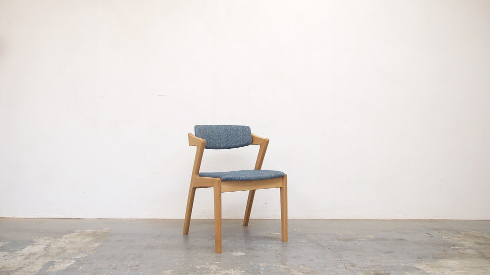 ハーフアームタイプのダイニングチェア | 無垢材家具で温かいやすらぎ