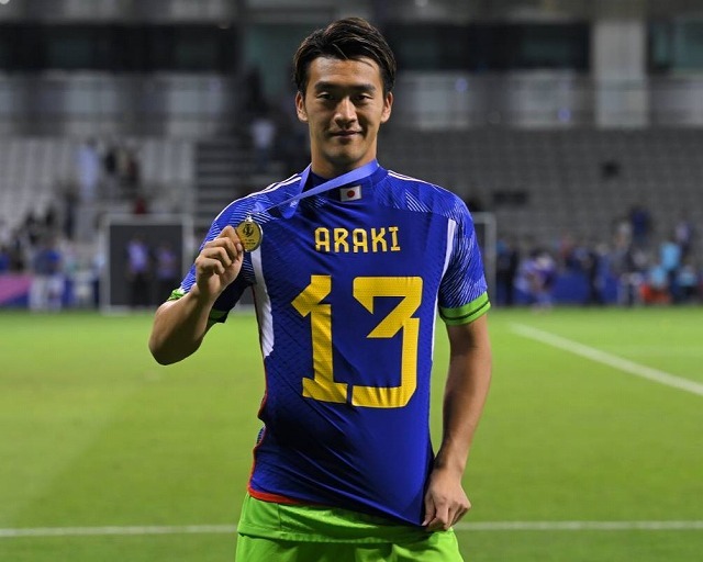 荒木のユニ」がトレンド入り！ 鹿島時代のチームメイトが「13番」着用