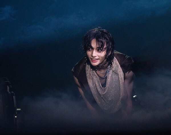 Stray Kidsのヒョンジンが「ヴェルサーチェ」のカスタマイズ衣装で