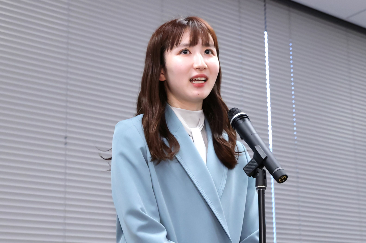 早田ひな選手が来社。「いつも支えていただきありがとうございます」と