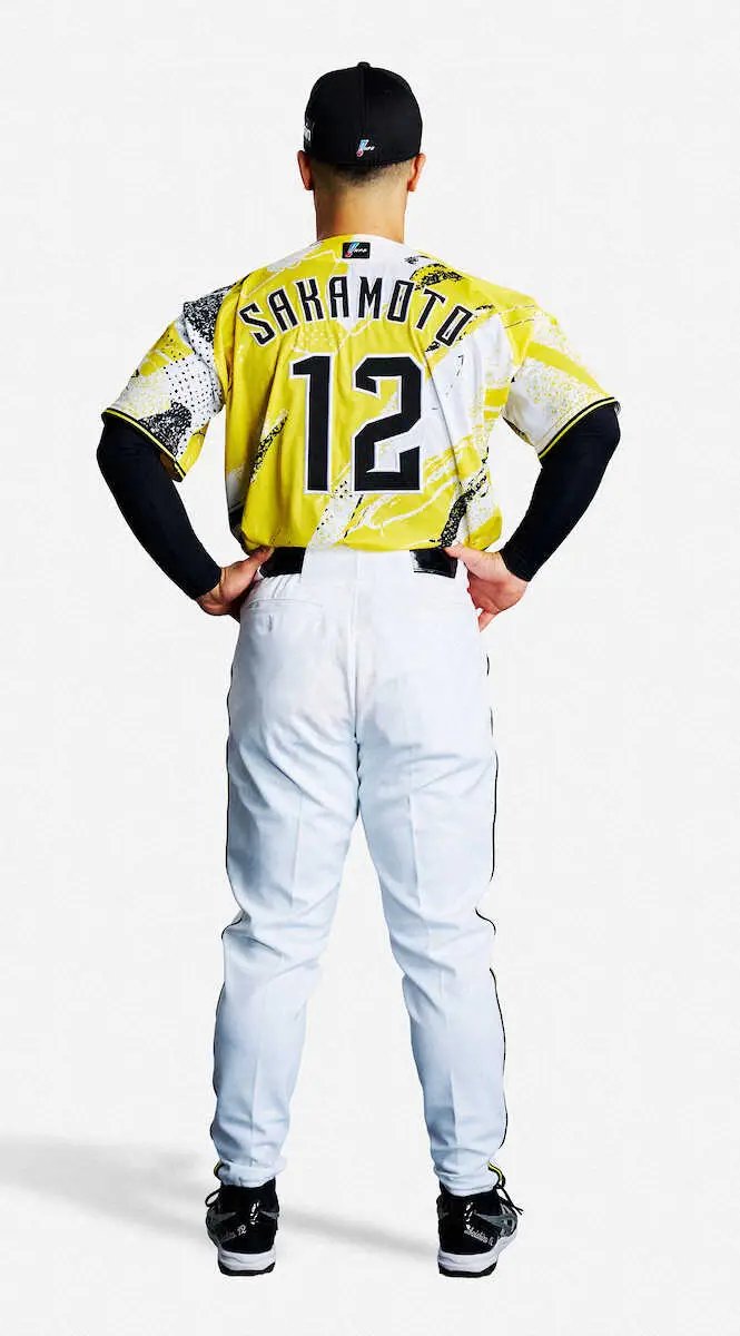 ウル虎の夏2026の特別ユニホームのモデルを務める坂本 （球団提供