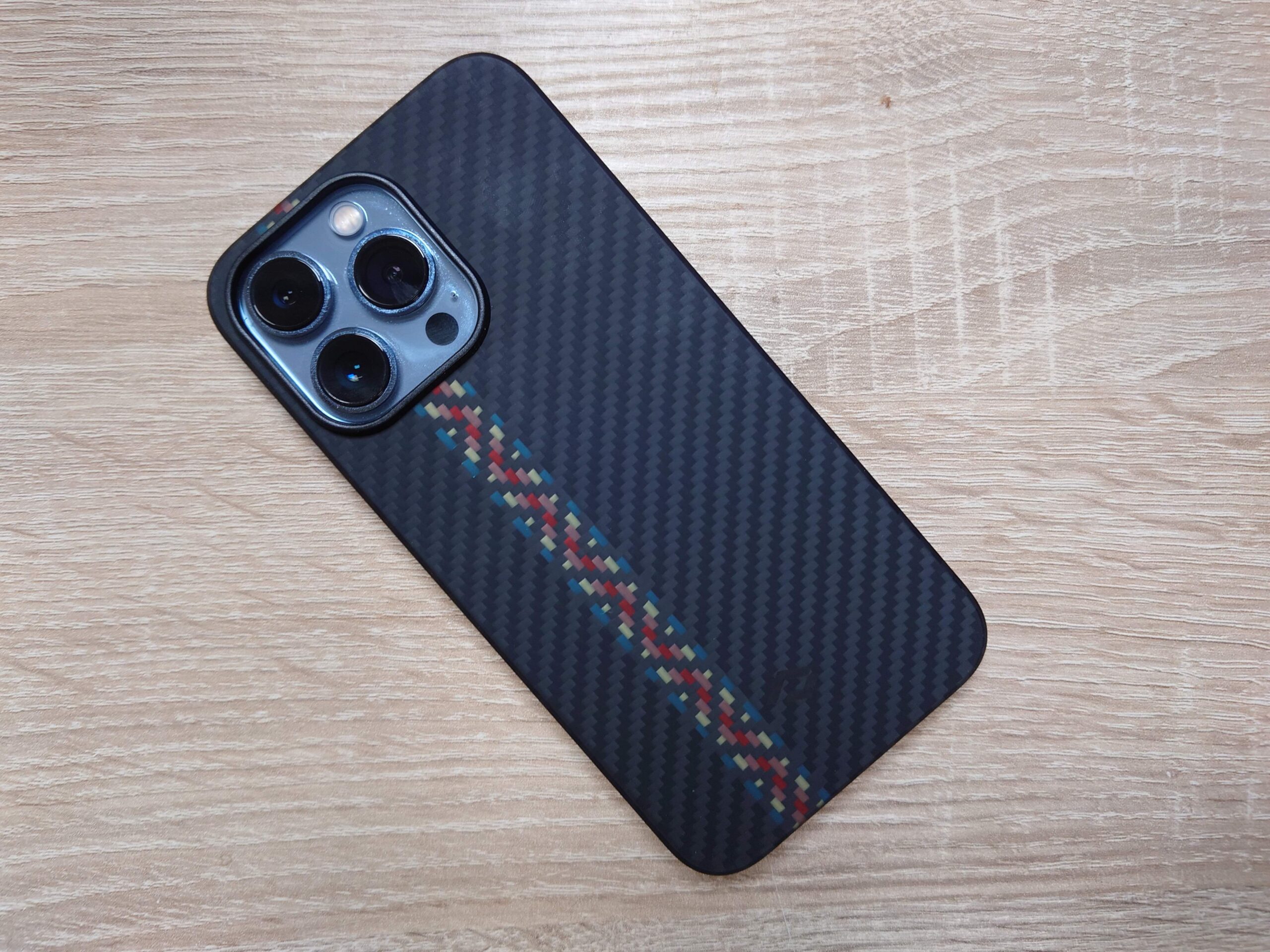 iPhone 13 Proアラミド繊維の浮織ケースがおしゃれ！PITAKA MagEZ Case