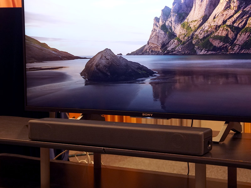 ソニー、テレビの前に置きやすいスリム形状のサウンドバー「HT-S200F