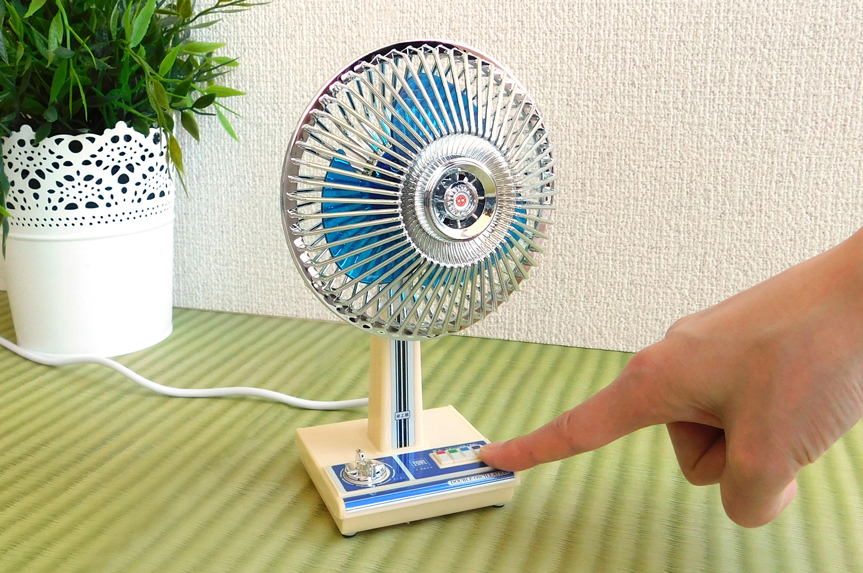 全高17cmのレトロな「昭和扇風機」。ボタンを押したら「カチッ」も再現