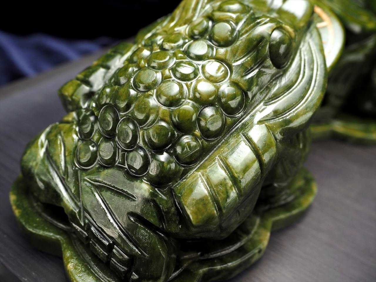 ☆財を集めるカエル☆濃色カラータイプ☆極上彫刻置物☆インテリアに