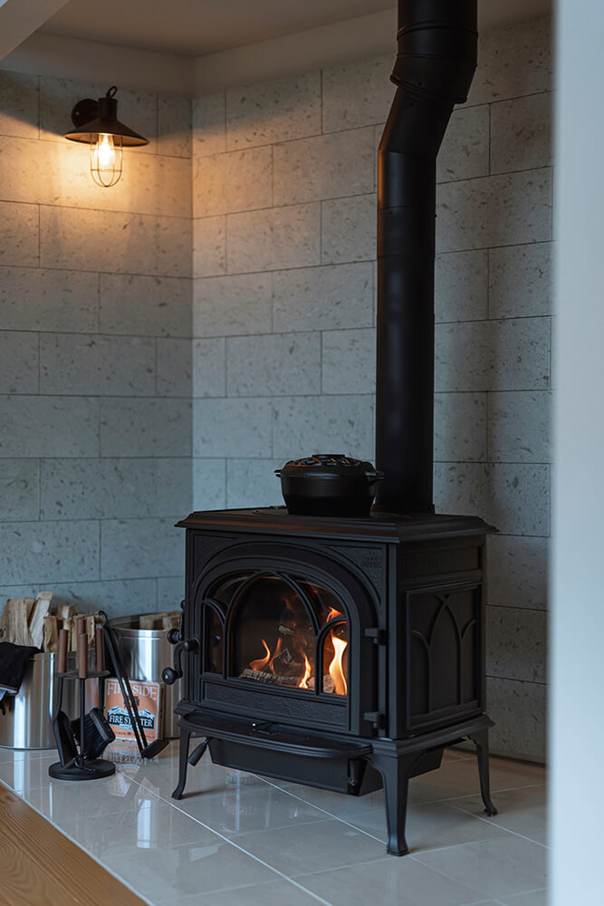 豊富なバリエーションが魅力。「タイル仕上げの炉壁」デザイン集 | 薪