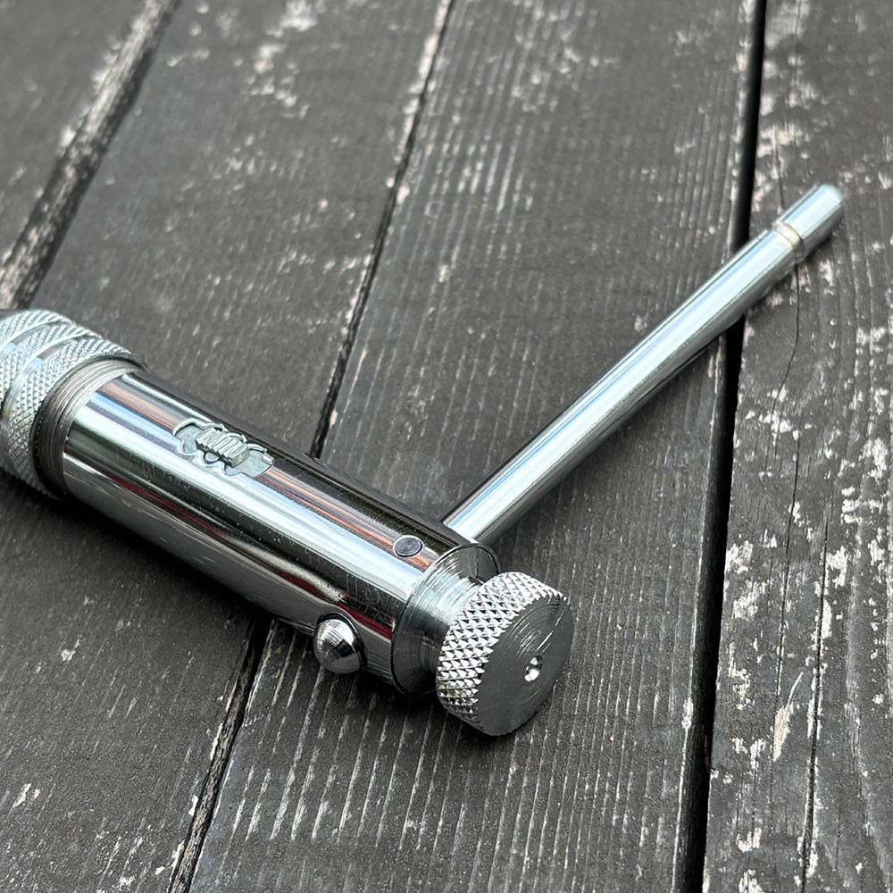 廃番だけど､､､なめたネジ穴の修正と清掃に、日本＆ドイツ製のSIGNET