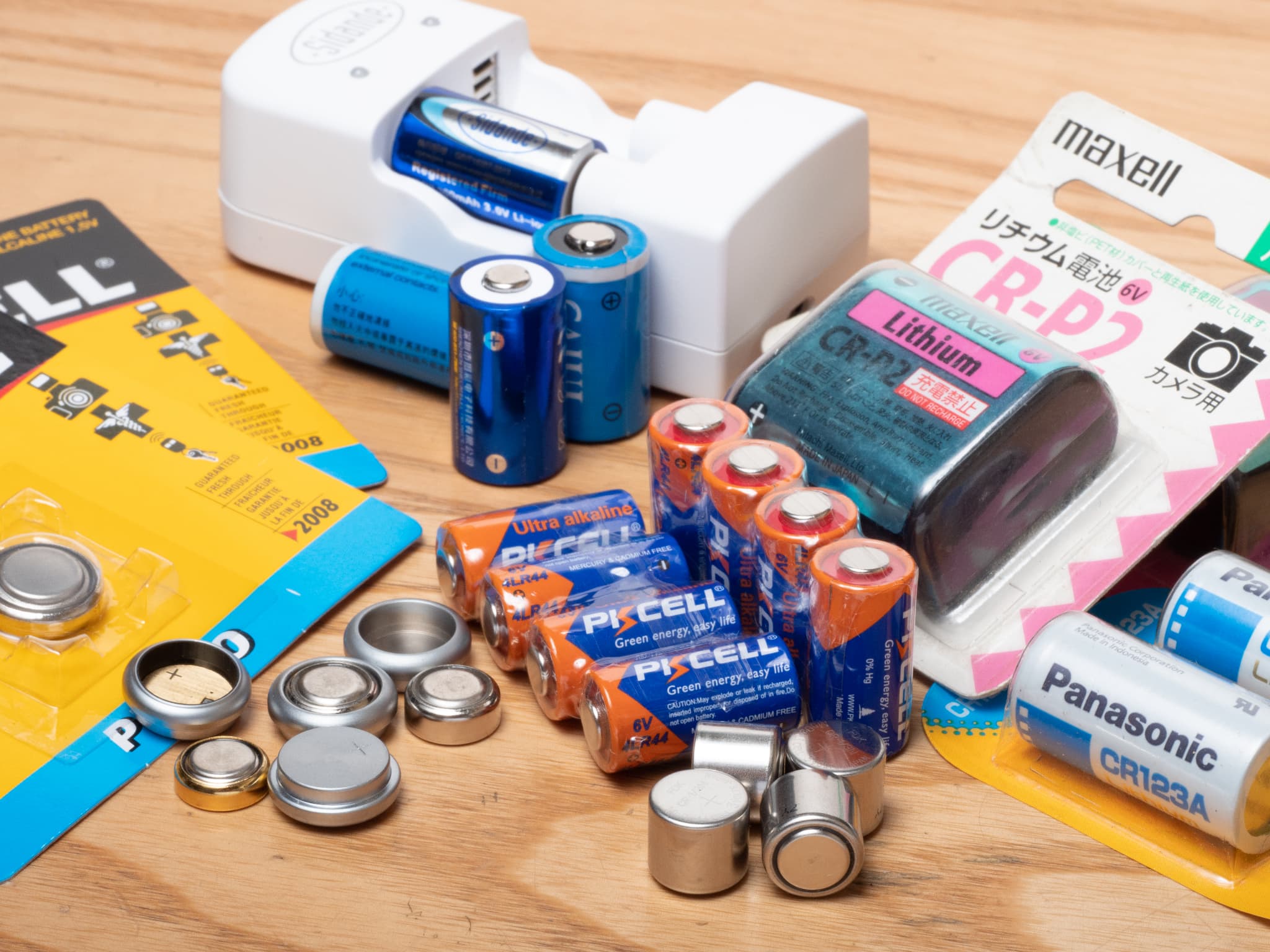 フィルムカメラの電池事情 入手難の電池はアダプターや充電式で代用