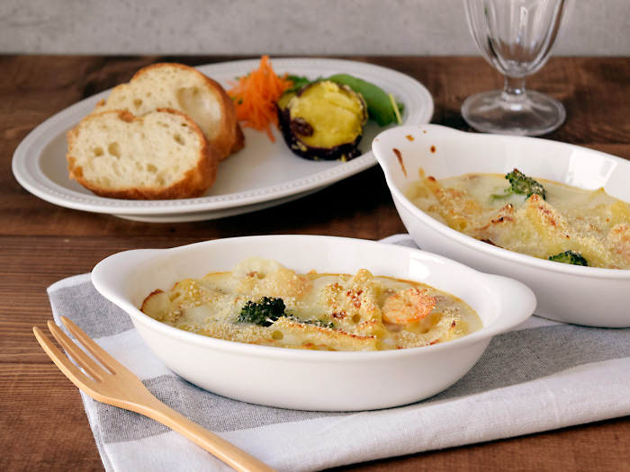 楕円型のグラタン皿は、かわいい持ち手付きが特徴の人気食器。ドリア