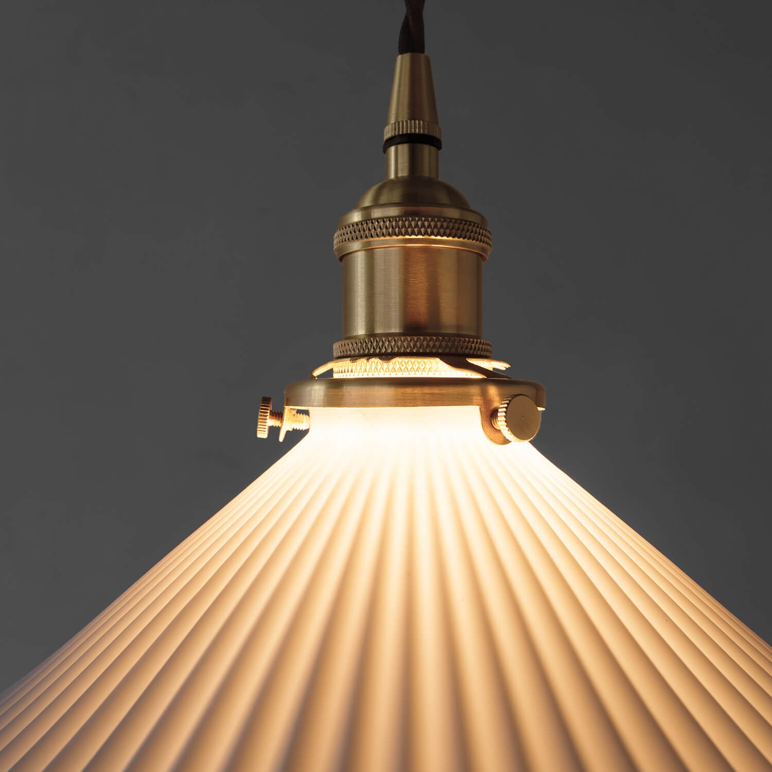 レトロな陶器シェードと真鍮ソケット照明 - パルラペンダントライト