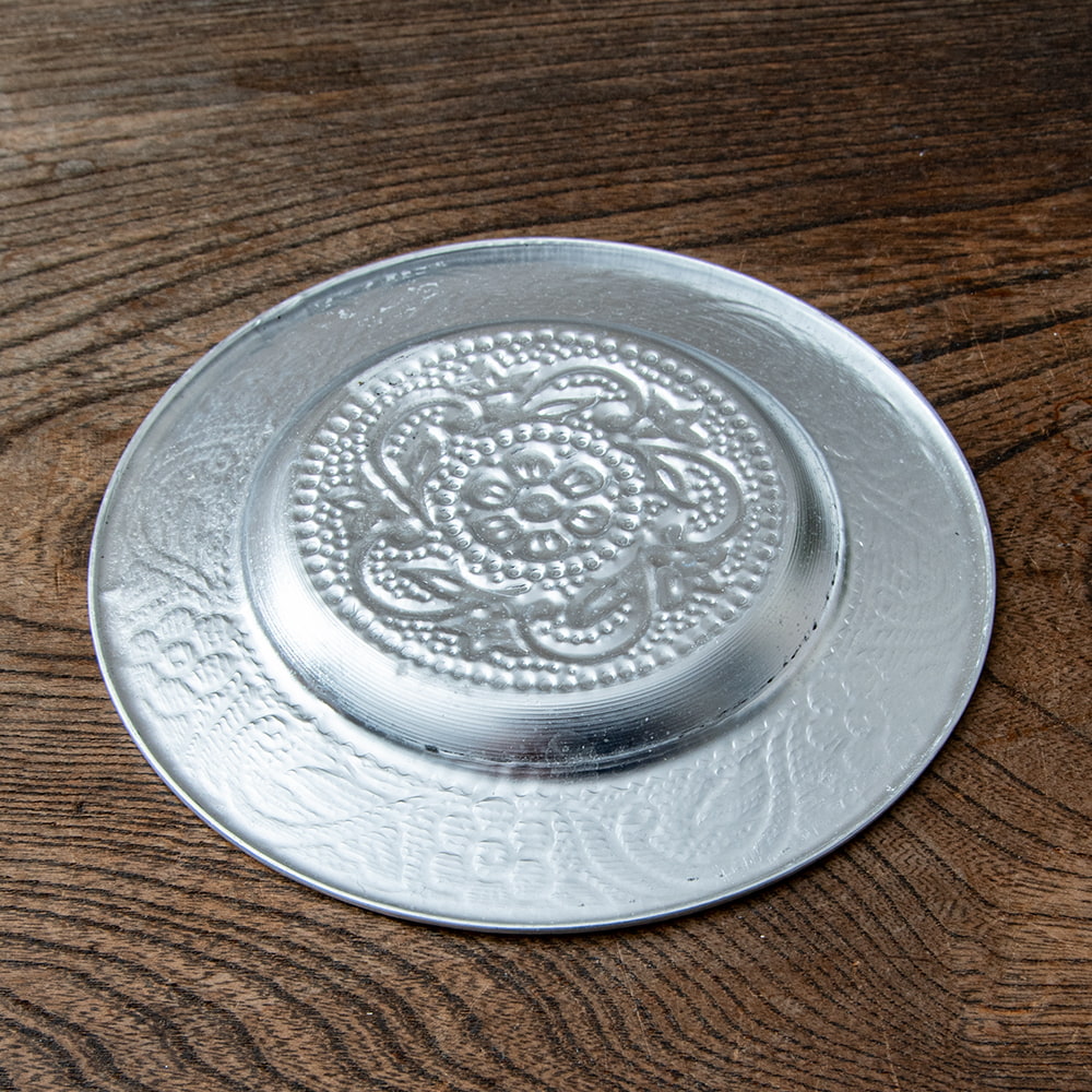 インド伝統唐草エンボス 飾りつき 皿 アルミ インド伝統唐草エンボスの