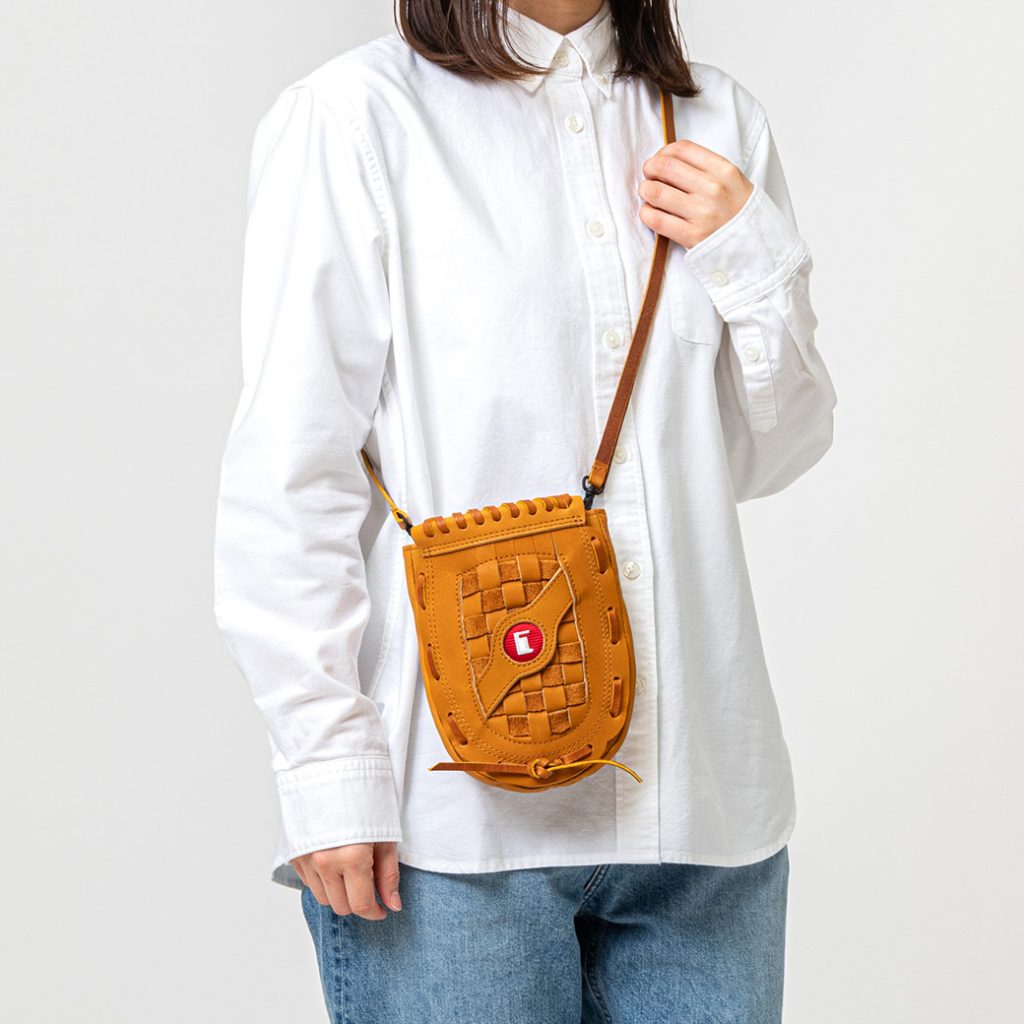 存在感溢れるウェブをあしらったユニークなグラブバッグ – 革・レザー