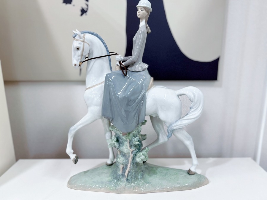 ため息の出るような美しさ】LLADRO(リヤドロ)白い馬の少女をご紹介