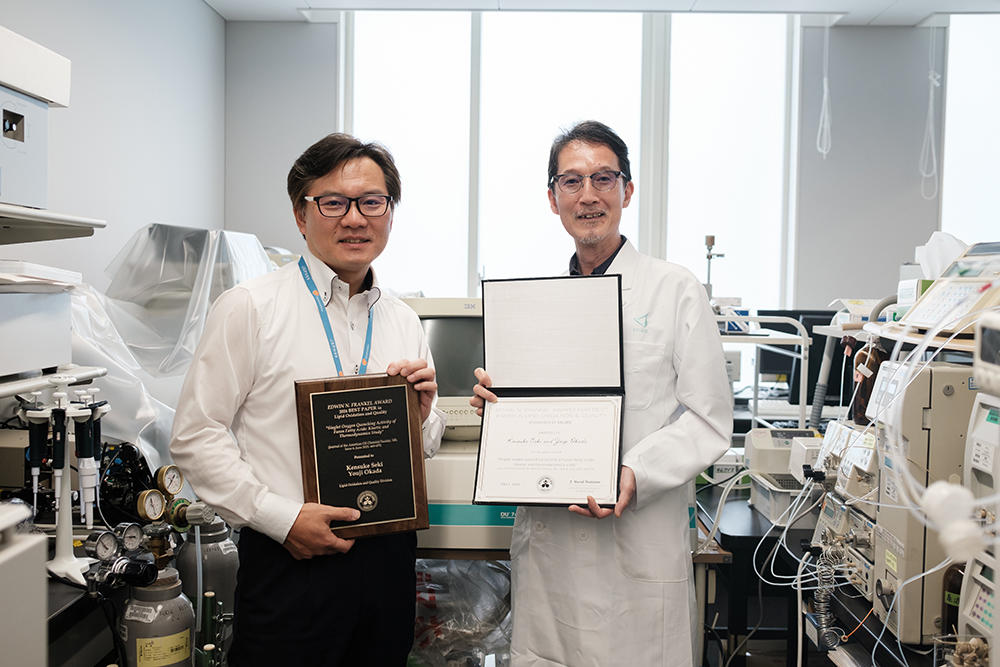 関健介准教授と岡田洋二教授がアメリカ油化学会からEdwin N. Frankel