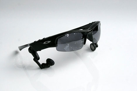 Oakley Thump Pro Review | Ubergizmo