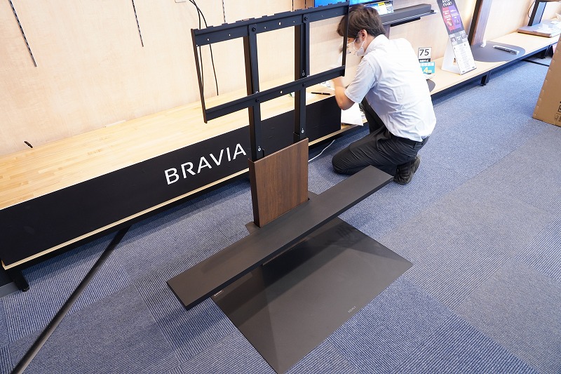 BRAVIA XR「X95J 85インチ」店頭展示レポート 壁寄せテレビスタンドに