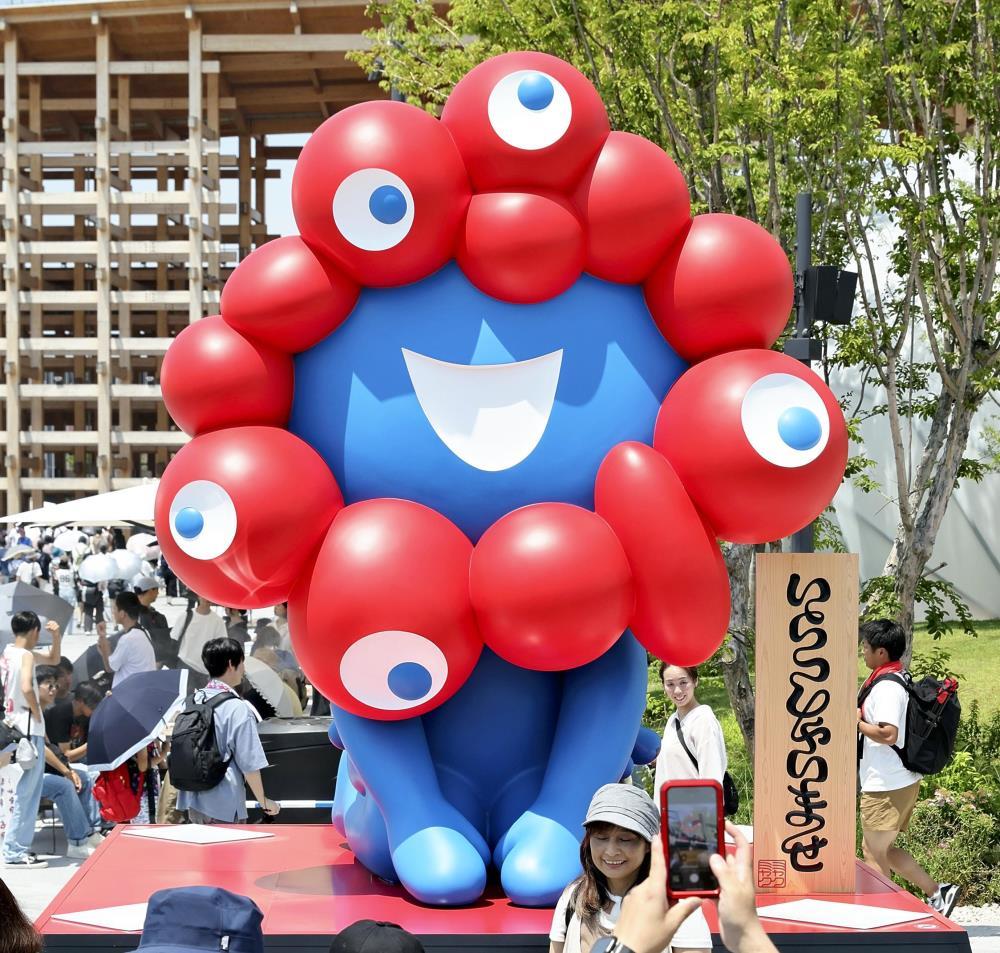 大阪万博:万博会場の「ミャクミャク」像、落札価格157万円以上で