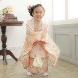 七五三被布 : KAGURA K155 【三歳女児被布】淡ピンクベージュ菊×薄