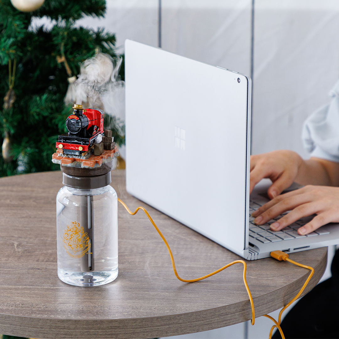 デスクが9と4分の3番線に!?🚂ホグワーツ特急型の加湿器にファン陶酔