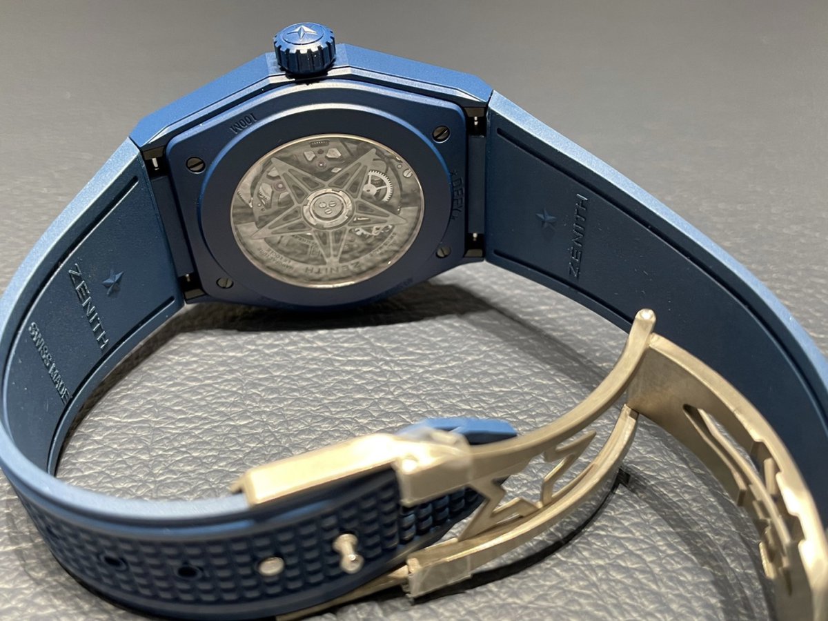 時計業界では珍しい？ブルーセラミックを使用したオールブルーのゼニス