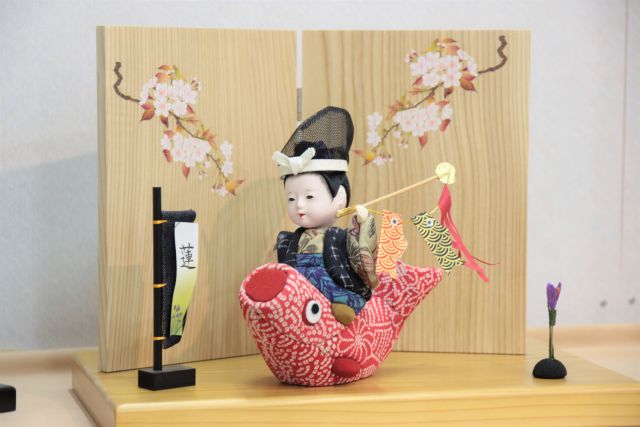 かわいい木目込み人形の五月人形です。ナチュラルな台と屏風も人気です