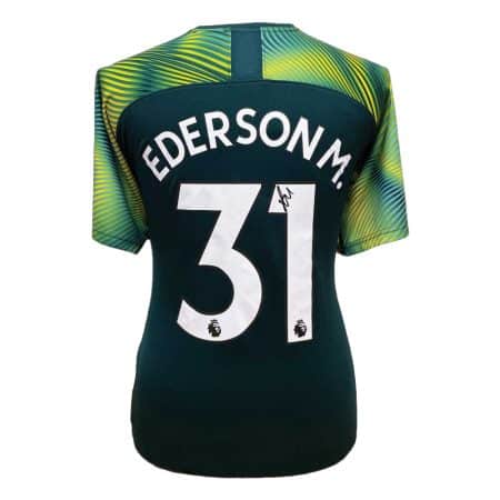 エデルソンがマンチェスター・シティの選手支給ユニフォームにサイン