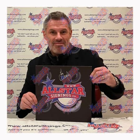 ジェイミー・キャラガーがリヴァプールのユニフォームにサイン