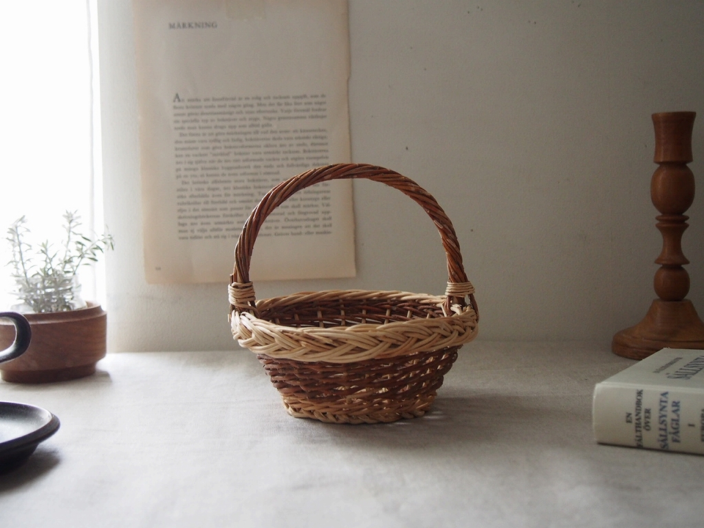 スウェーデン製 籐のかご｜手編みバスケット・北欧ヴィンテージ雑貨