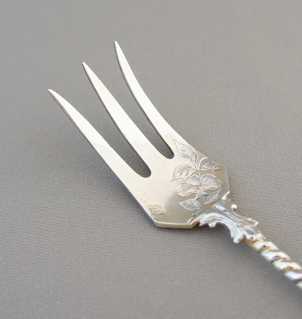 フランス「花装飾 オイスターフォーク」《アンティックかとう》