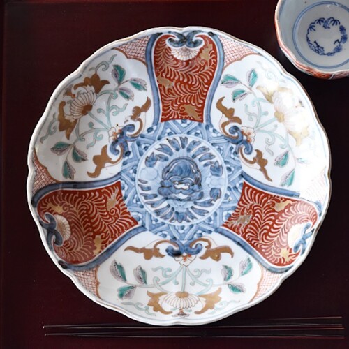 伊万里 色絵 獅子草花模様 輪花型七寸皿 - 生活骨董と古布の