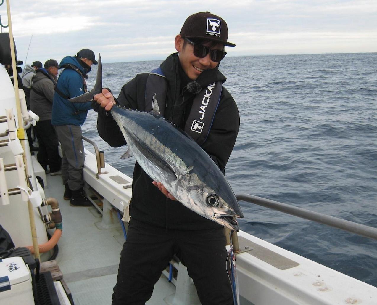 三重県鳥羽沖の近海マグロバンブルズジグで攻めるトンジギゲーム