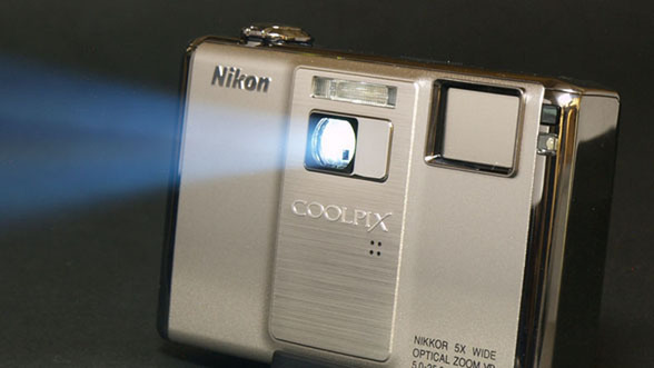 ASCII.jp：プロジェクター内蔵デジカメは使えるか!? (1/3)